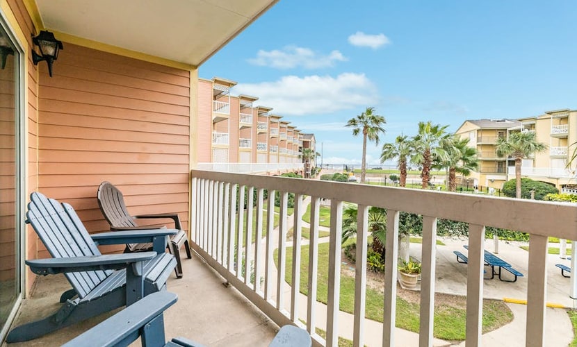 Cozy, waterfront condo with hot tubs, pools, tennis court, and fitness room
