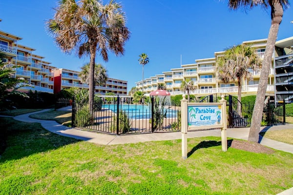 Cozy, waterfront condo with hot tubs, pools, tennis court, and fitness room