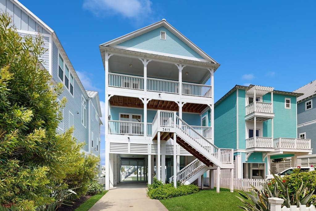 The Conch Casa - Steps to the Beach, Sleeps 9