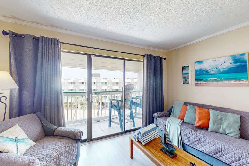 Walk to the beach - Ocean Views, Pool & Balcony