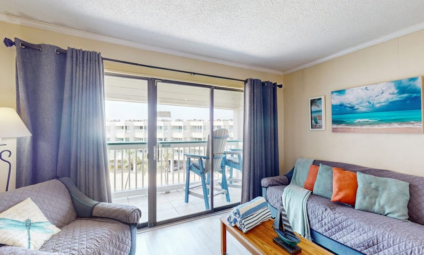 Cozy condo near the beach with balcony, pool, W/D, AC, & views