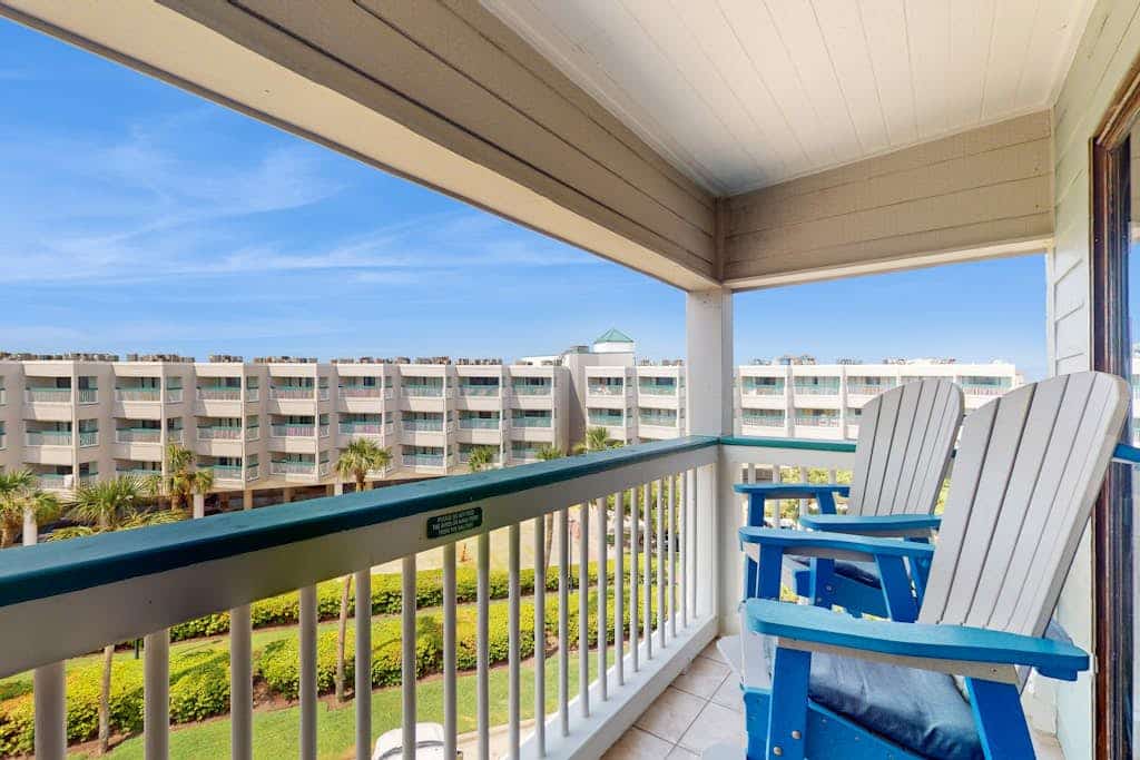 Cozy condo near the beach with balcony, pool, W/D, AC, & views