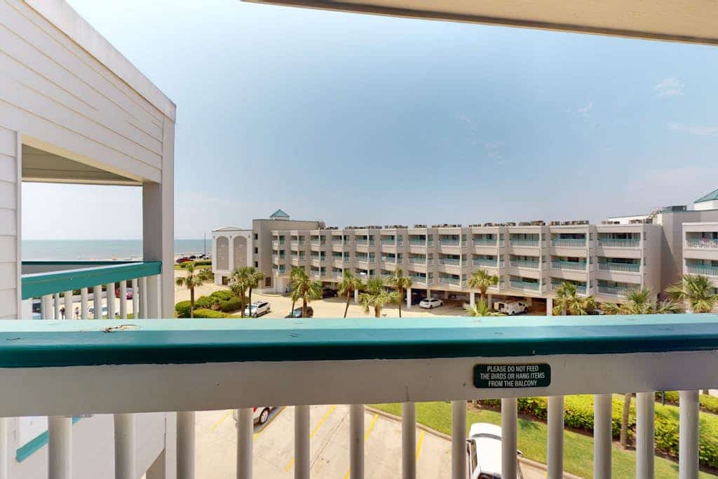 Cozy condo near the beach with balcony, pool, W/D, AC, & views