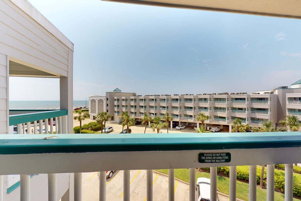Walk to the beach - Ocean Views, Pool & Balcony