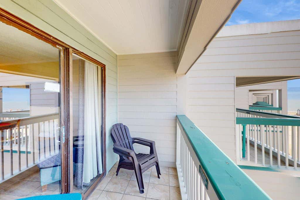 Walk to the beach - Ocean Views, Pool & Balcony