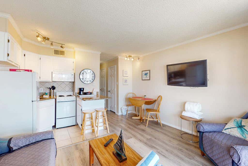 Walk to the beach - Ocean Views, Pool & Balcony
