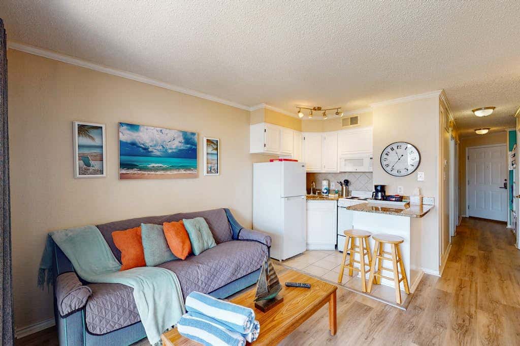 Walk to the beach - Ocean Views, Pool & Balcony