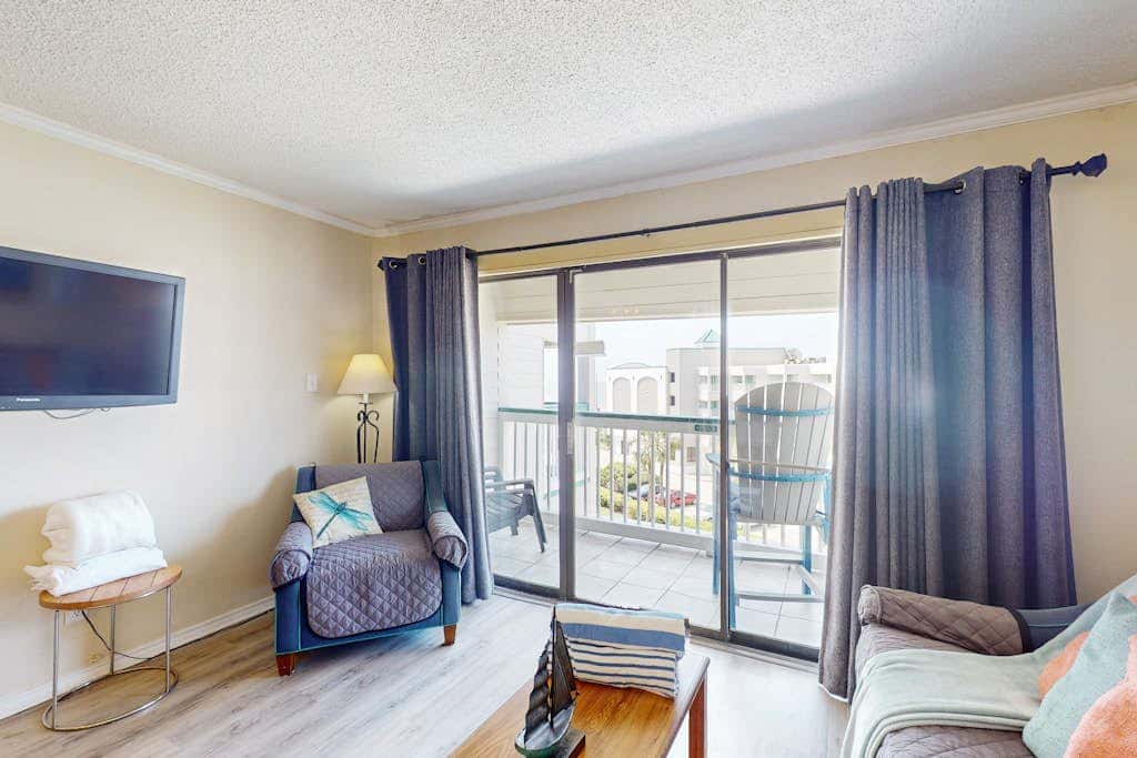 Walk to the beach - Ocean Views, Pool & Balcony