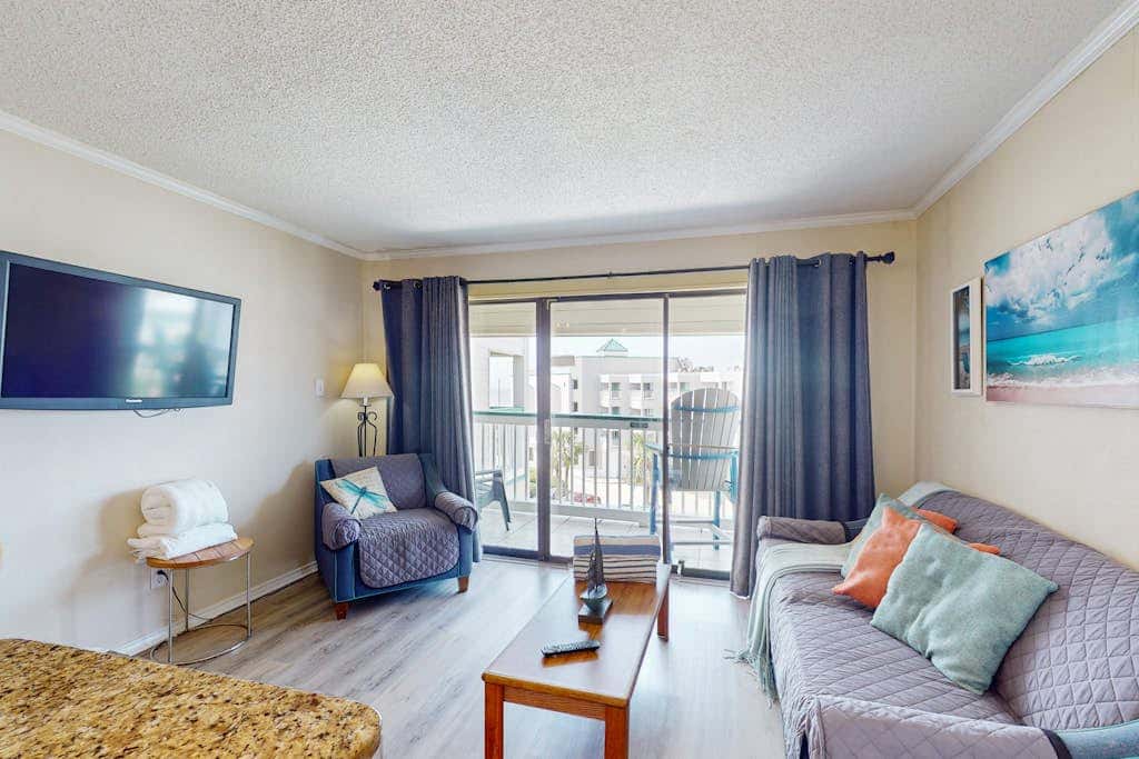 Walk to the beach - Ocean Views, Pool & Balcony