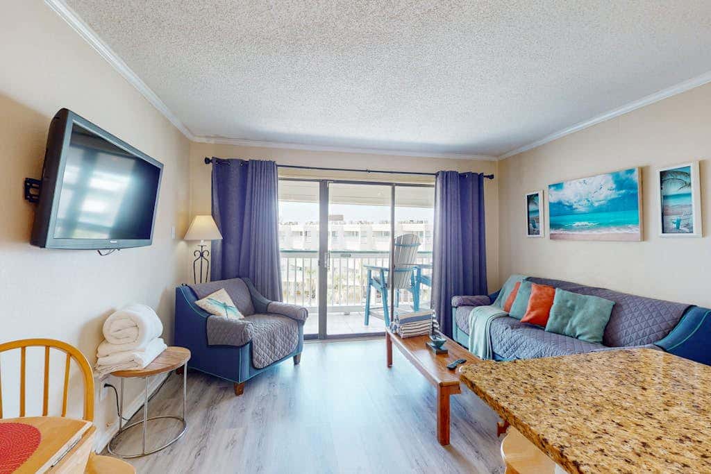 Walk to the beach - Ocean Views, Pool & Balcony