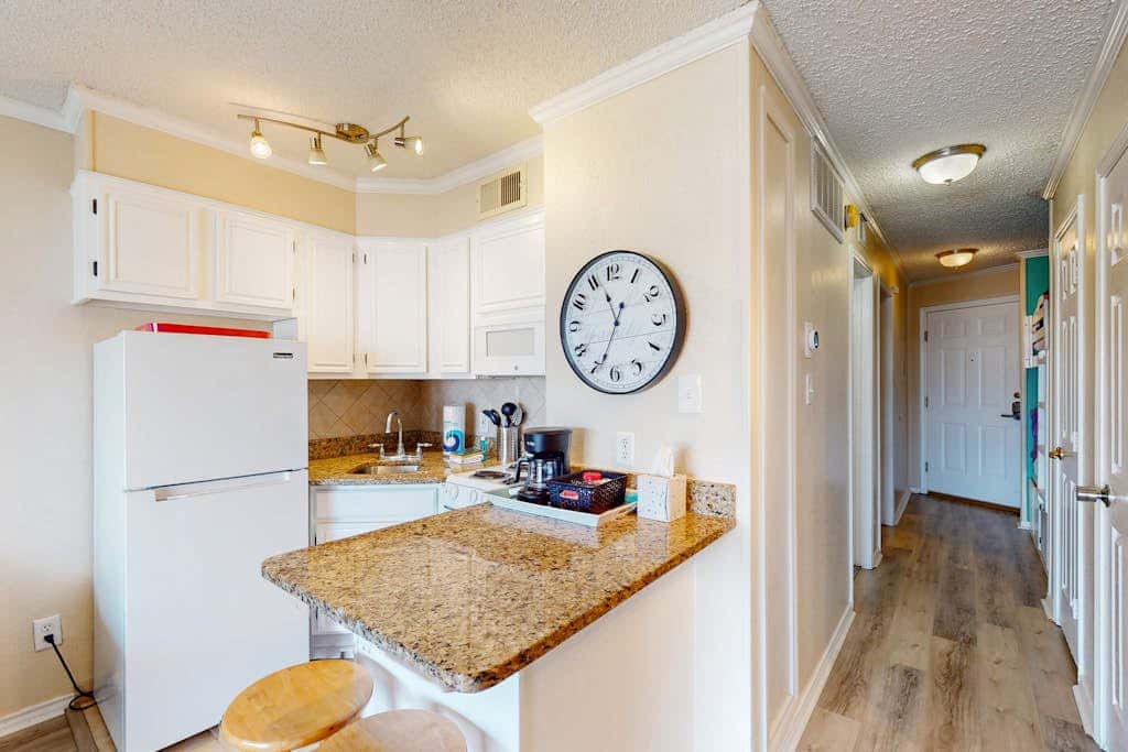 Walk to the beach - Ocean Views, Pool & Balcony