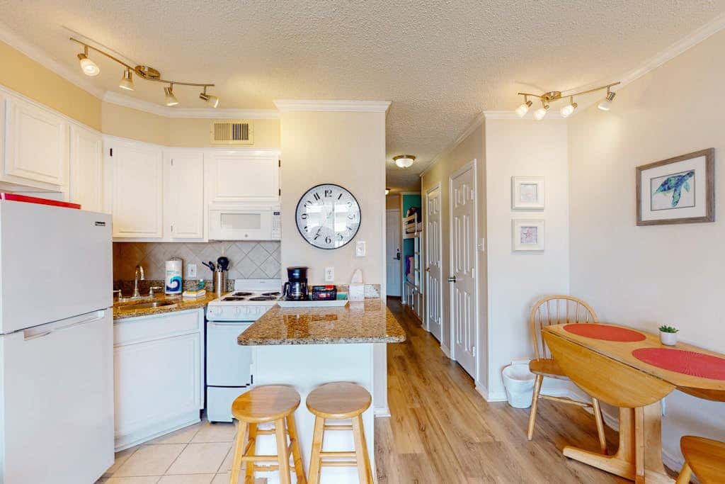 Walk to the beach - Ocean Views, Pool & Balcony