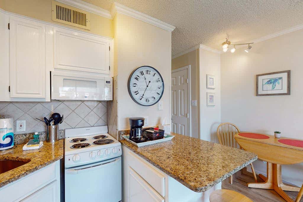 Walk to the beach - Ocean Views, Pool & Balcony