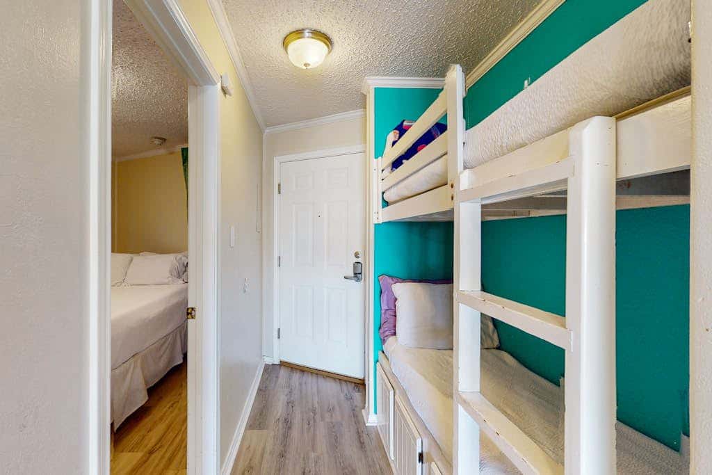 Walk to the beach - Ocean Views, Pool & Balcony