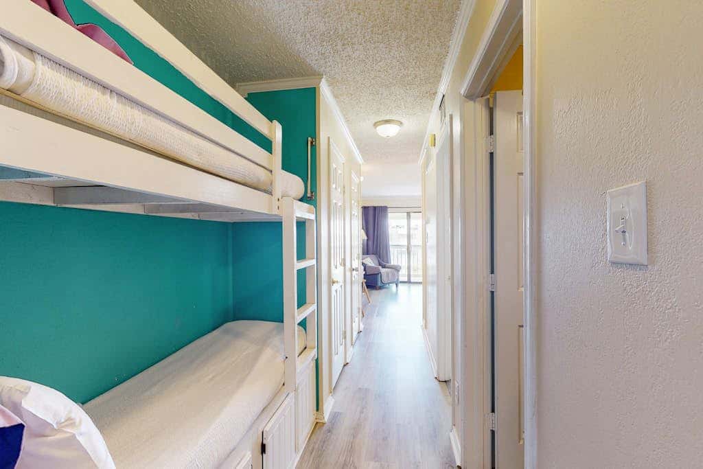 Walk to the beach - Ocean Views, Pool & Balcony