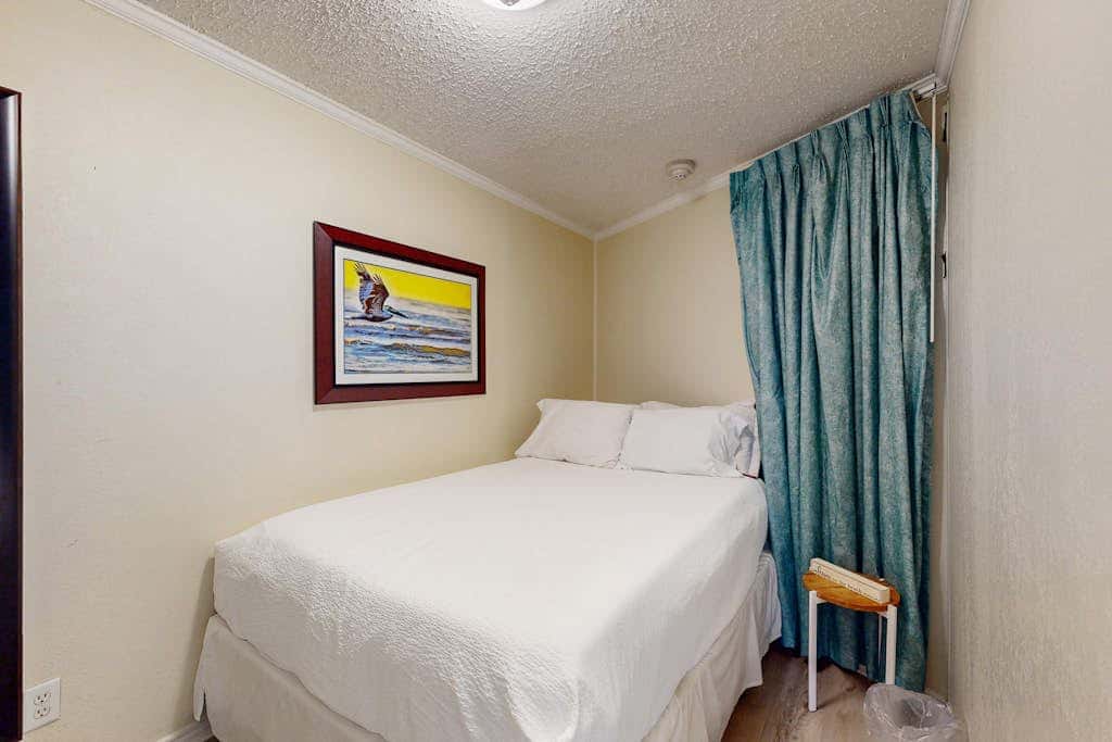 Walk to the beach - Ocean Views, Pool & Balcony