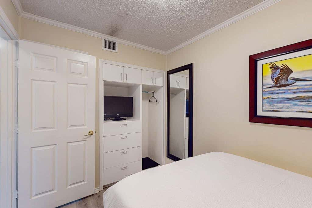 Walk to the beach - Ocean Views, Pool & Balcony
