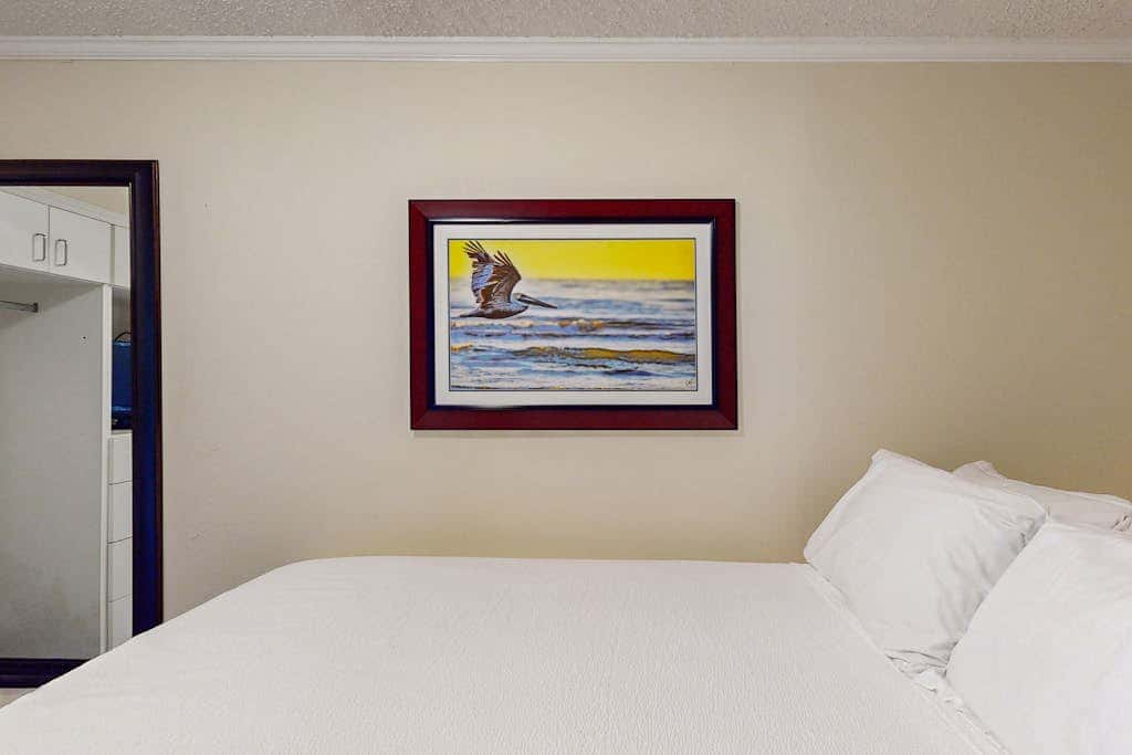 Walk to the beach - Ocean Views, Pool & Balcony