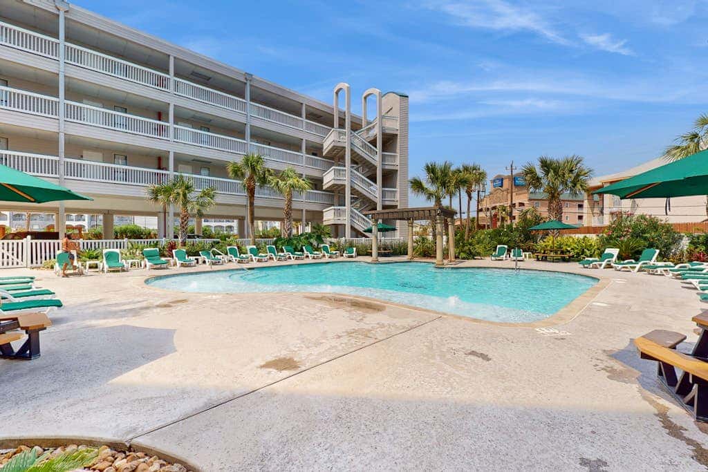 Walk to the beach - Ocean Views, Pool & Balcony
