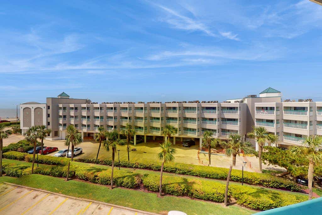 Walk to the beach - Ocean Views, Pool & Balcony