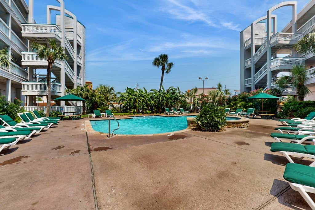 Walk to the beach - Ocean Views, Pool & Balcony