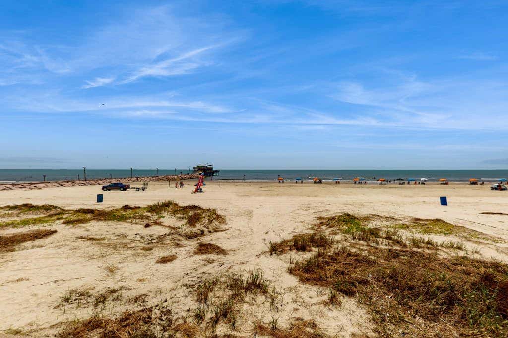 Walk to the beach - Ocean Views, Pool & Balcony