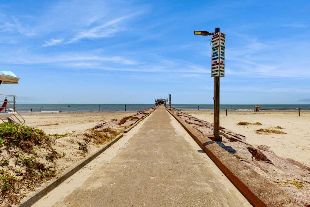 Walk to the beach - Ocean Views, Pool & Balcony
