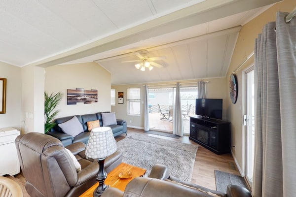 Waterfront Park Model Home w/ boat slip & shared pools, hot tub,tennis, gym