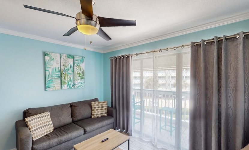 Charming condo with balcony and full kitchen - walk to beach