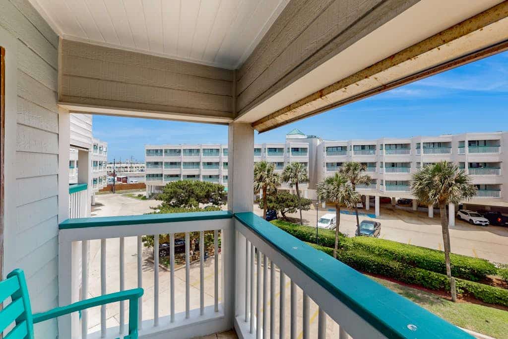 Charming condo with balcony and full kitchen - walk to beach