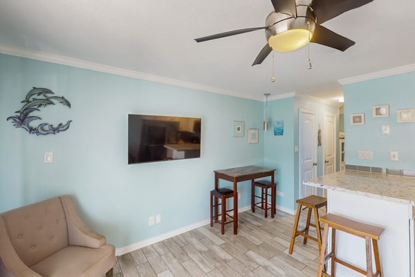 Charming condo with balcony and full kitchen - walk to beach