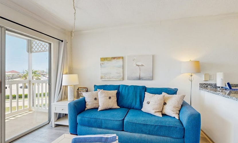 Condo with Ocean Views, Pools, Gym & Hot Tubs, Steps to the Beach