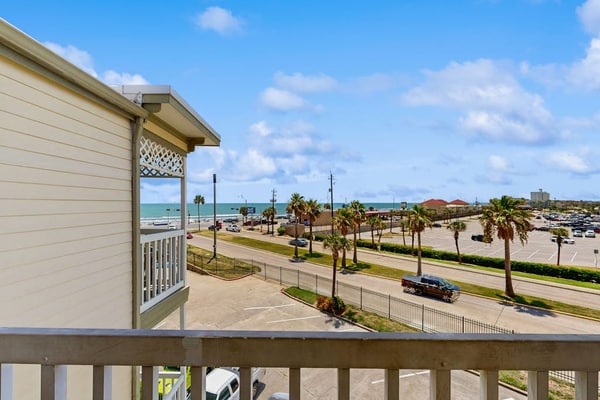 Condo with Ocean Views, Pools, Gym & Hot Tubs, Steps to the Beach