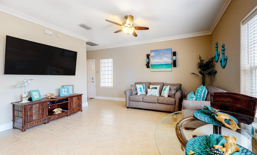 Coastal-themed home near the ocean with pool, AC & fast WiFi