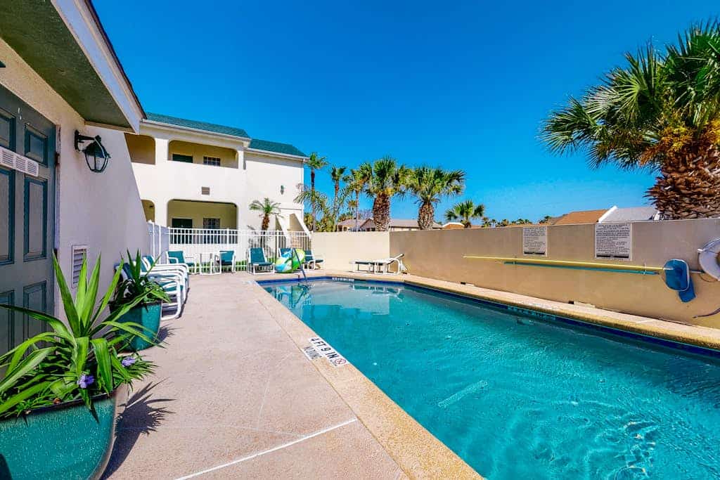 Coastal-themed home near the ocean with pool, AC & fast WiFi