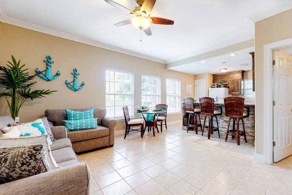 Coastal-themed home near the ocean with pool, AC & fast WiFi