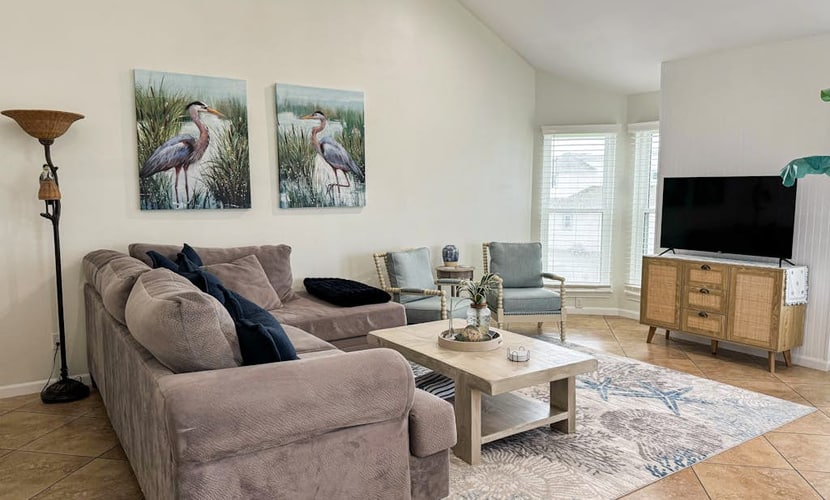 Multilevel beach house with full kitchen, patio, WIFI, dog-friendly