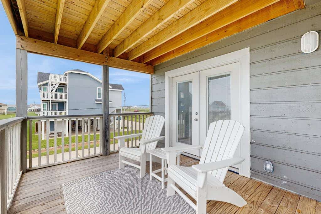 Multilevel beach house with full kitchen, patio, WIFI, dog-friendly