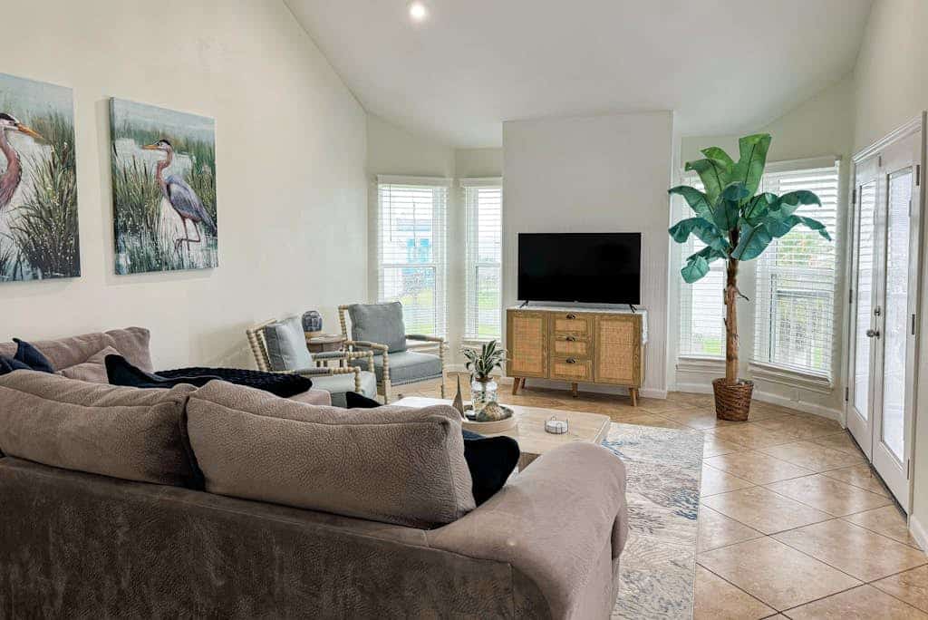 Multilevel beach house with full kitchen, patio, WIFI, dog-friendly