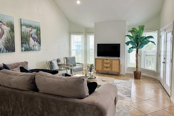 Multilevel beach house with full kitchen, patio, WIFI, dog-friendly