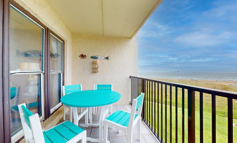 Oceanfront condo with w/multiple pools, hot tubs, tennis courts & a restaurant