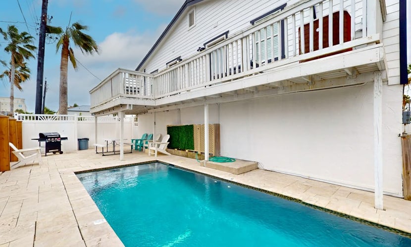 Remodeled beauty with private pool- Steps to beach & restaurants