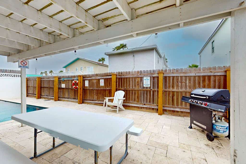 Remodeled beauty with private pool- Steps to beach & restaurants