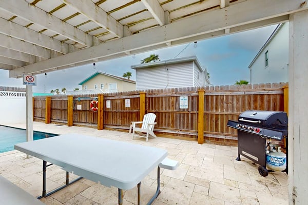 Remodeled beauty with private pool- Steps to beach & restaurants