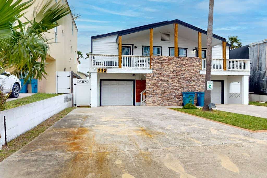 Remodeled beauty with private pool- Steps to beach & restaurants