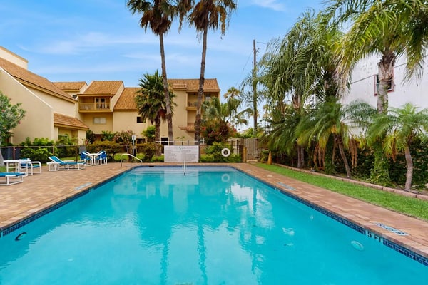 Waterfront condo with assigned boat slip washer/dryer, - close to beaches, pool