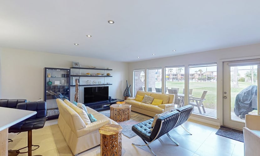 Cozy condo with patio, shared pool, tennis & private beach access