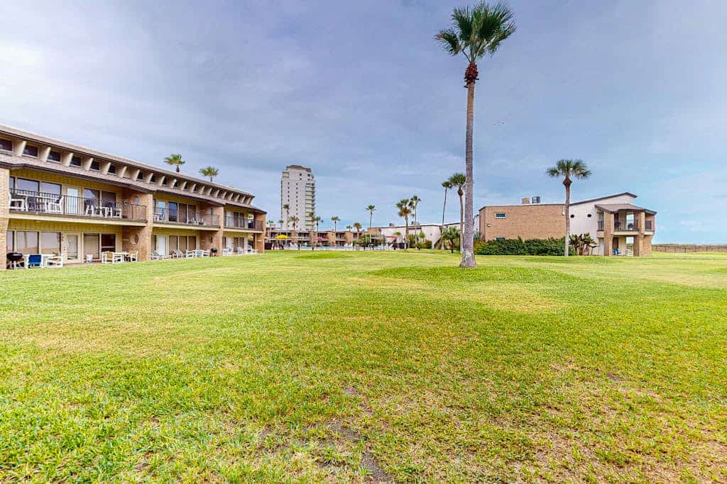 Cozy condo with patio, shared pool, tennis & private beach access