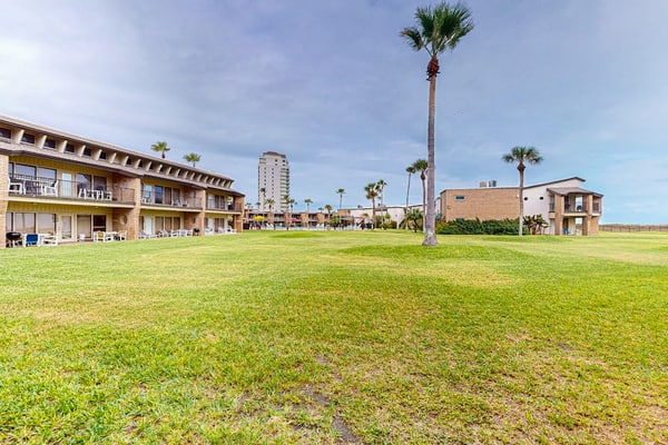 Cozy condo with patio, shared pool, tennis & private beach access