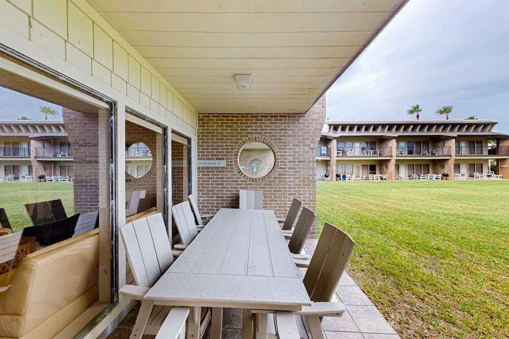 Cozy condo with patio, shared pool, tennis & private beach access